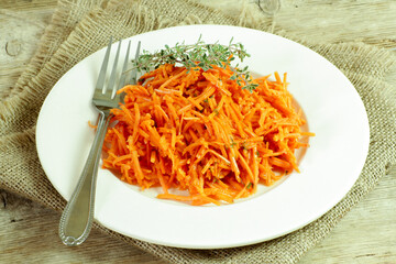 assiette de carottes râpées sur une table