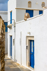 Haus aus Marmor mit Löwe auf der Terrasse im Bergdorf Pirgos auf der griechischen Kakladeninsel Tinos
