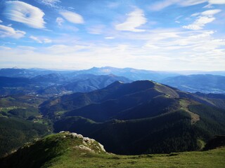 Vistas desde la cumbre de montes vascos.