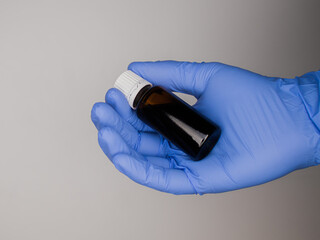 Blauer Handschuh mit Medikament 1