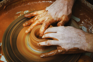 hands make pottery