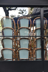 Chaises empil&eacute;es dans caf&eacute; ferm&eacute;