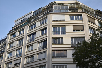 Immeuble moderne &agrave; Paris, France