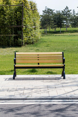 Sit on a park bench and feel the peace - obrazy, fototapety, plakaty