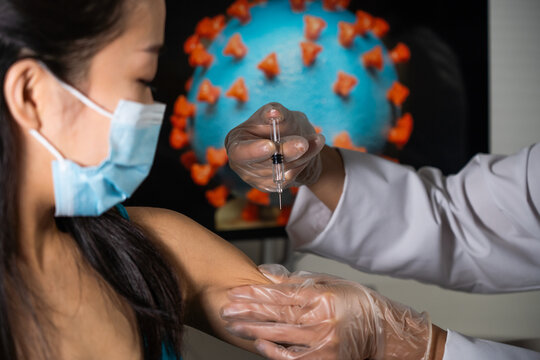 Vaccin Covid-19, médecin, vaccination d'une femme asiatique.