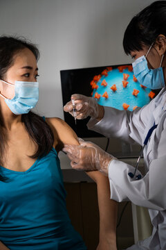 Vaccin Covid-19, médecin, vaccination d'une femme asiatique.