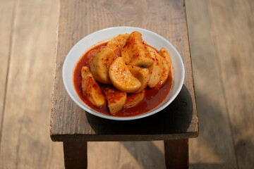 소금에 절인 배추와 무를 썰어서 젓국에 버무린 한국 전통음식, 석박지