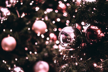 Bolas del árbol de navidad y luces