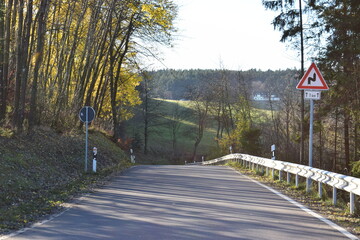 kurvige Eifelstraße von der Hohen Acht nach Jammelshofen im Herbst