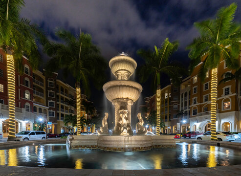 Fountain in the middle of Naples, Florida with palm trees.