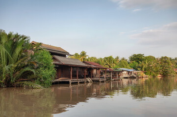 Fototapeta na wymiar Wooden homestay floating on riverside in the evening at Amphawa