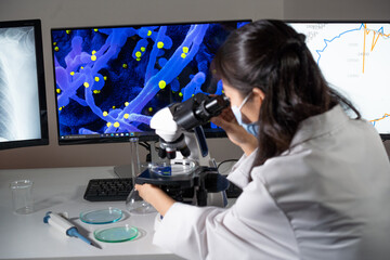 Femme asiatique utilisant un microscope et imagerie médicale de virus.