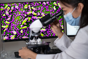 Femme asiatique utilisant un microscope et imagerie médicale de virus.