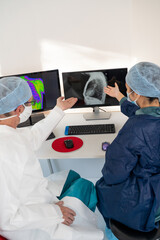 Deux médecins analysent des images médicales de cas de Covid-19.