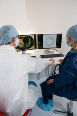 Deux m&eacute;decins analysent des images m&eacute;dicales de cas de Covid-19.