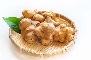 ざるの上の菊芋