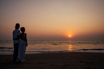Fototapeta premium Justmarried couple running on a sandy beach