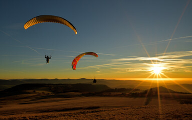 Fliegende Paraglider im Sonnenuntergang 