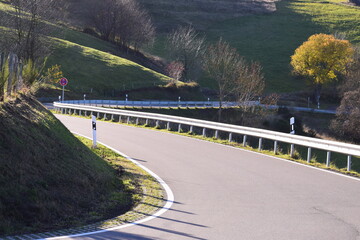 kurvige Eifelstraße von der Hohen Acht nach Jammelshofen im Herbst