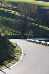 kurvige Eifelstraße von der Hohen Acht nach Jammelshofen im Herbst