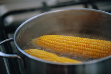 Maïs bouilli dans le pot