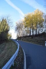 kurvige Eifelstraße von der Hohen Acht nach Jammelshofen im Herbst