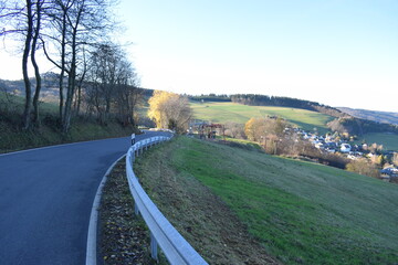 kurvige Eifelstraße von der Hohen Acht nach Jammelshofen im Herbst