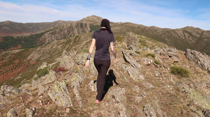 Mujer en la cumbre de una montaña