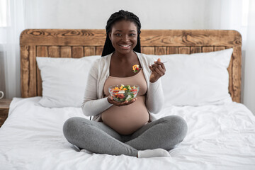 Pregnancy Diet And Nutrition. Pregnant African American Woman Eating Fresh Vegetable Salad - obrazy, fototapety, plakaty