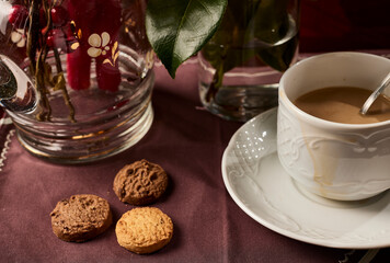 Taza de café con galletas y magdalenas