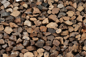 Montón de troncos de maderas apilados.