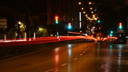 Fototapeta na wymiar Rastro de luces de una calle de una ciudad por la noche