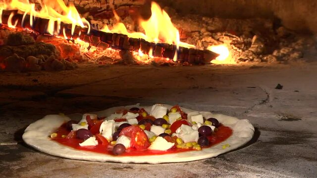 preparazione e cottura al forno a legna della piazza napoletana
