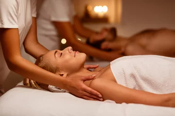 Tableaux sur Plexiglas Couples Massage At Spa, Girlfriend And Boyfriend Enjoying Relaxing Treatment