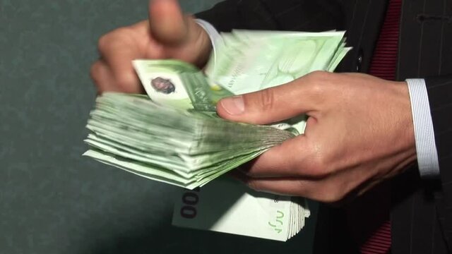 Conteggio di banconote da 100 euro con le mani