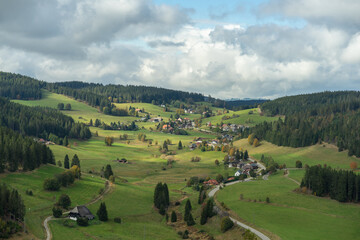 Fototapeta na wymiar Ortschaft im Schwarzwald