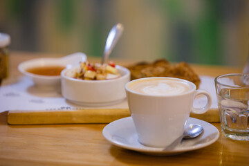 desayuno de cafe con leche con yogurt con granola