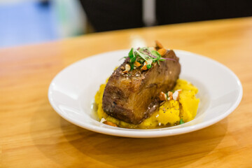 carne de cerdo azada con pure de camote condimentada con diversas especies