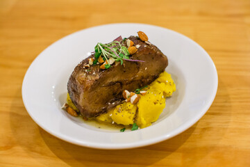 carne de cerdo azada con pure de camote condimentada con diversas especies