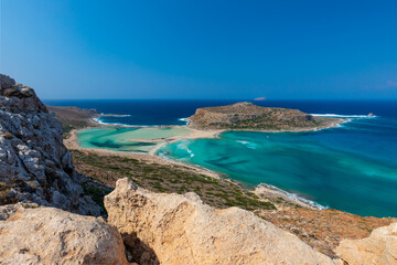 Fototapeta na wymiar Widok na lagunę Balos na greckiej wyspie Krecie. Krajobraz morski. Bezludna wyspa, piaszczyste plaże i lazurowa woda w morzu. 