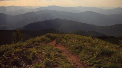 Na szlaku po połoninach. Niesamowity górski widok, panorama gór w czasie lata, Bieszczady, Polska © Przemysław Głowik