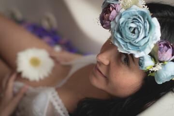Mujer embarazada en bañera con flores
