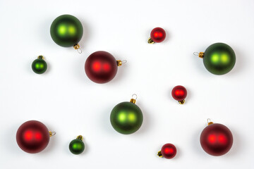 Bolas de Navidad de colores rojo, verde con fondo blanco.