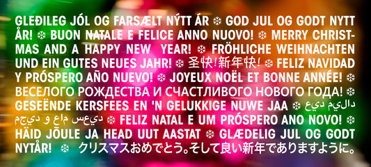 Weihnachten und Neujahr Typografisch in verschiedenen Sprachen, Licht, Sternen. Frohe...