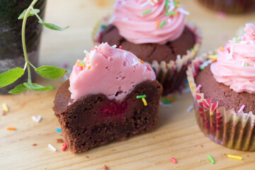 Chocolate-berry cupcakes (with pink frosting)