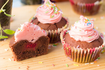 Chocolate-berry cupcakes (with pink frosting)