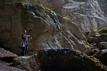 Obraz premium Pro shooter working in a cave