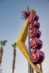 Poster LAS VEGAS, NV - 29. JUNI 2018: Downtown Las Vegas bei Sonnenuntergang. Touristen besuchen alten Bezirk © jovannig
