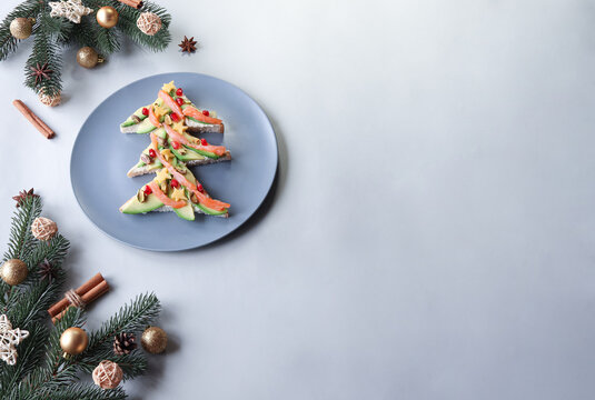 Edible Christmas tree made from avocado, salmon, bread and cheese. Step-by-step cooking instructions. Step 3: make a sandwich like the picture