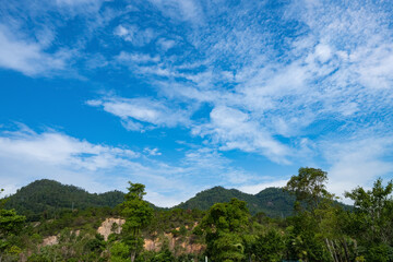 Obraz premium mountains with beautiful blue sky and white clouds in a noon time